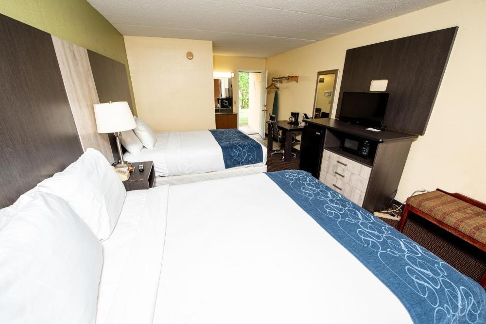 King Suite with Balcony (Non Smoking)